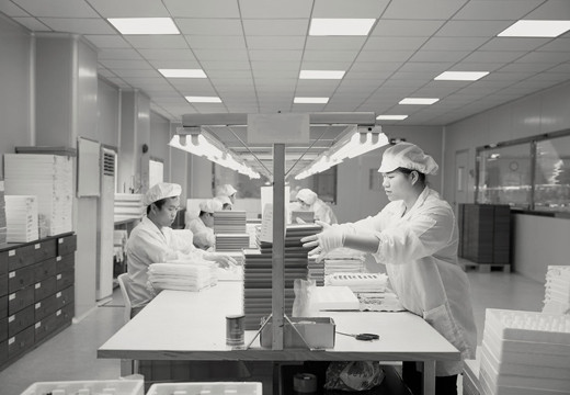 Watches-assembly-process-in-dustless-workshop